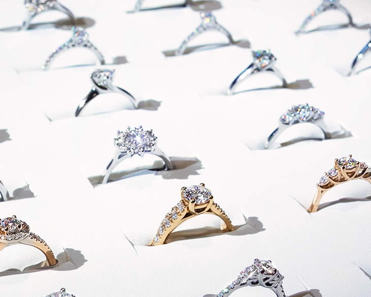 plateau avec des alliances diamants